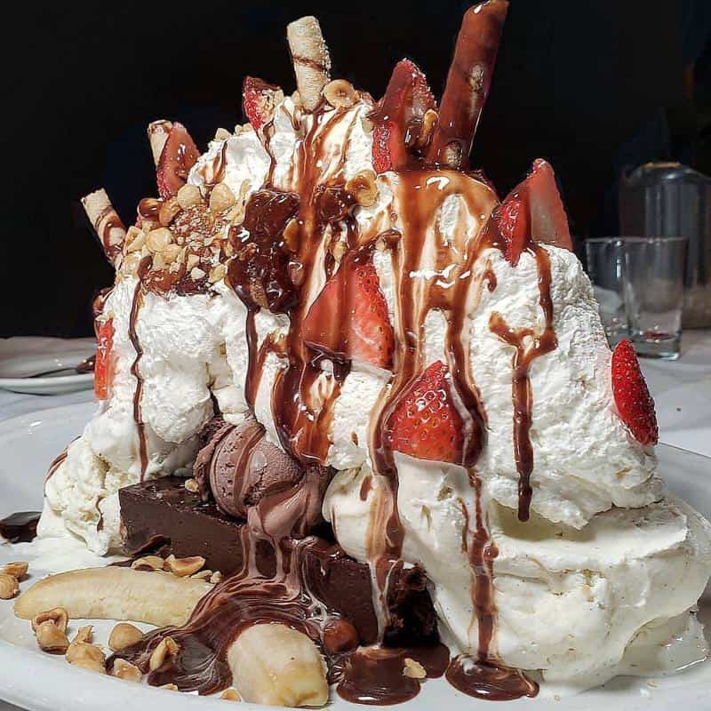 Titanic Sundae Cake – Carmine’s Italian Las Vegas